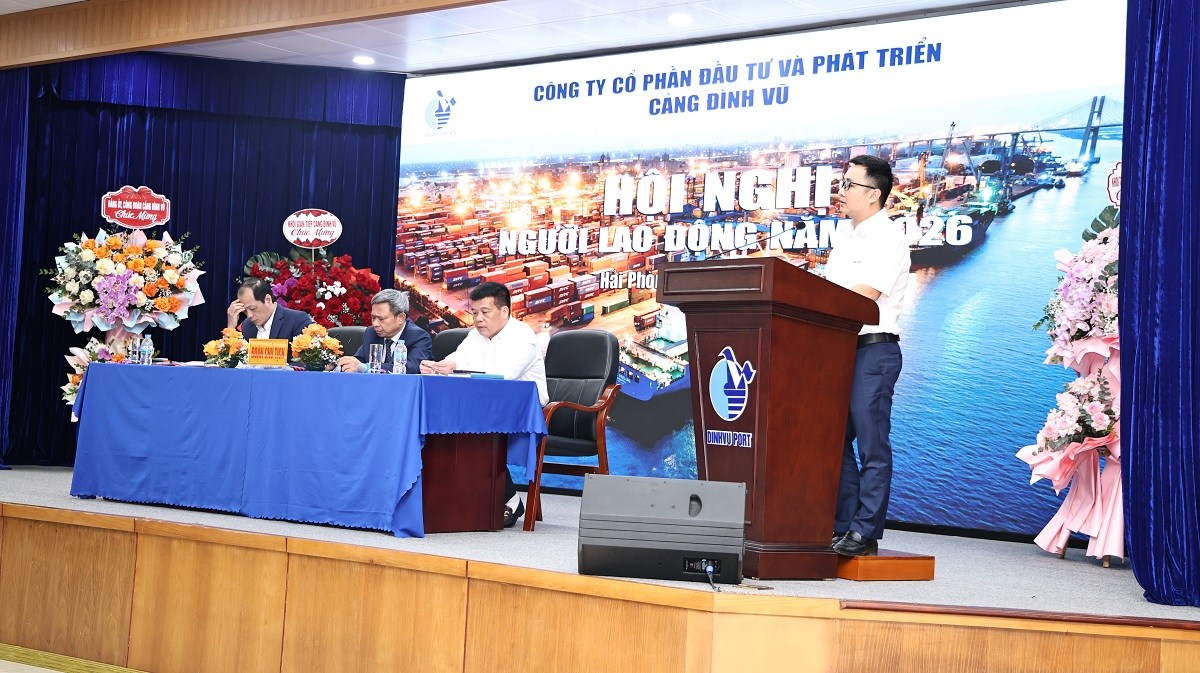 Đại diện Trung tâm Điều hành khai thác trình bày tham luận